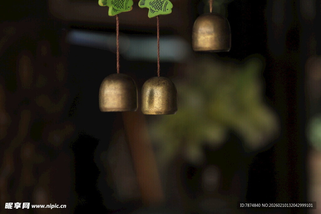悬挂的金色风铃