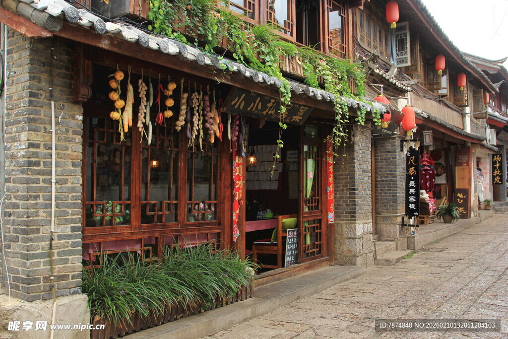 古巷中式店铺 绿植红灯