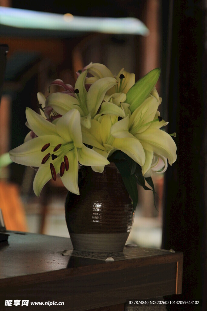 花瓶中的清新百合花束