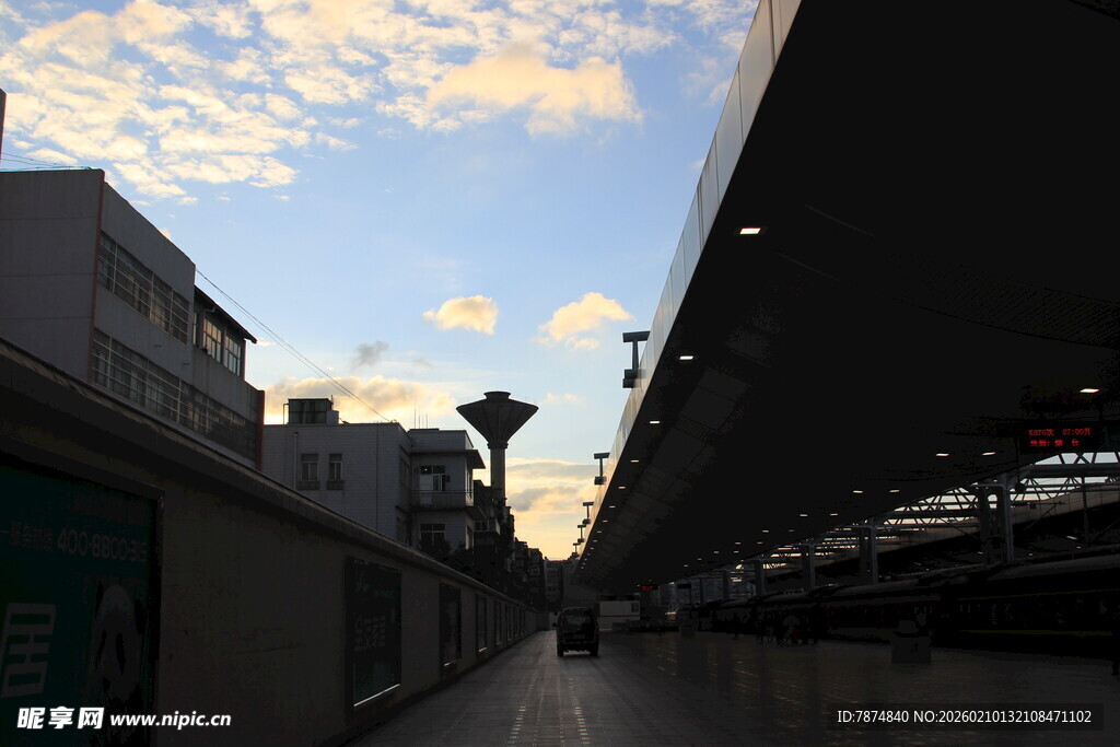 黄昏下的街道与独特建筑