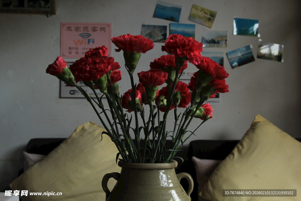 花瓶中盛放的鲜艳红玫瑰