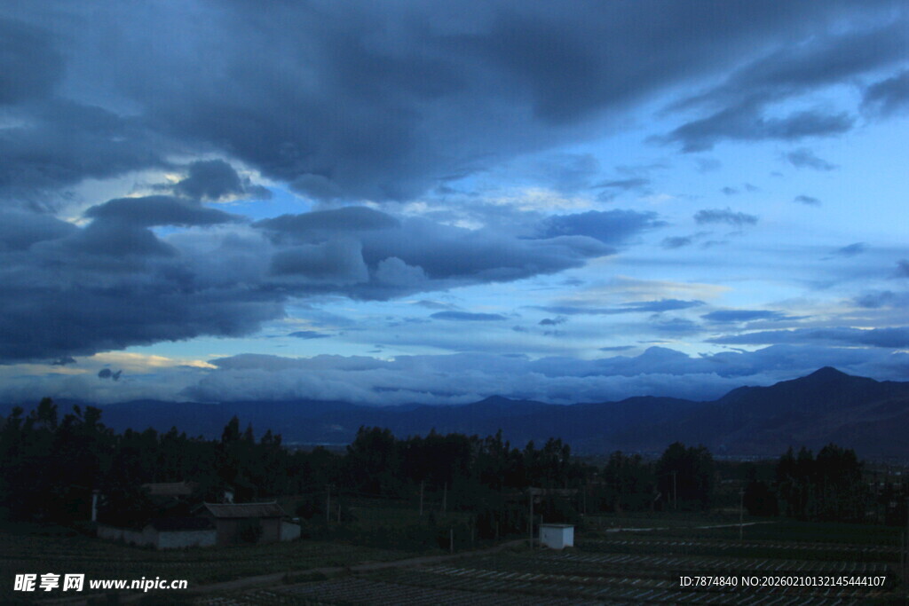 黄昏乌云下的远山风景
