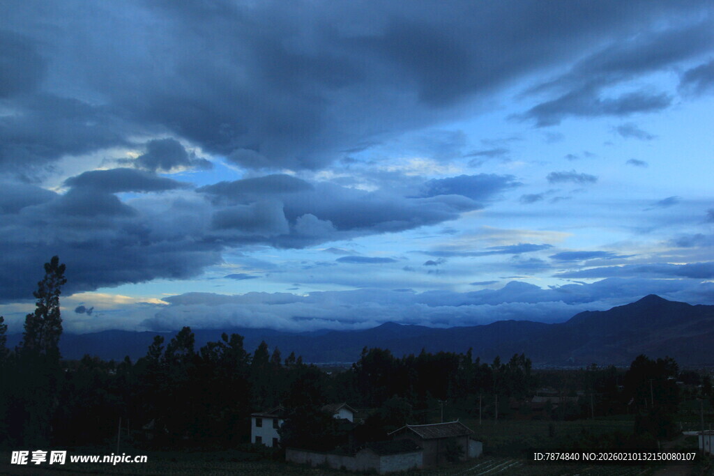 黄昏时分山间阴云密布景象