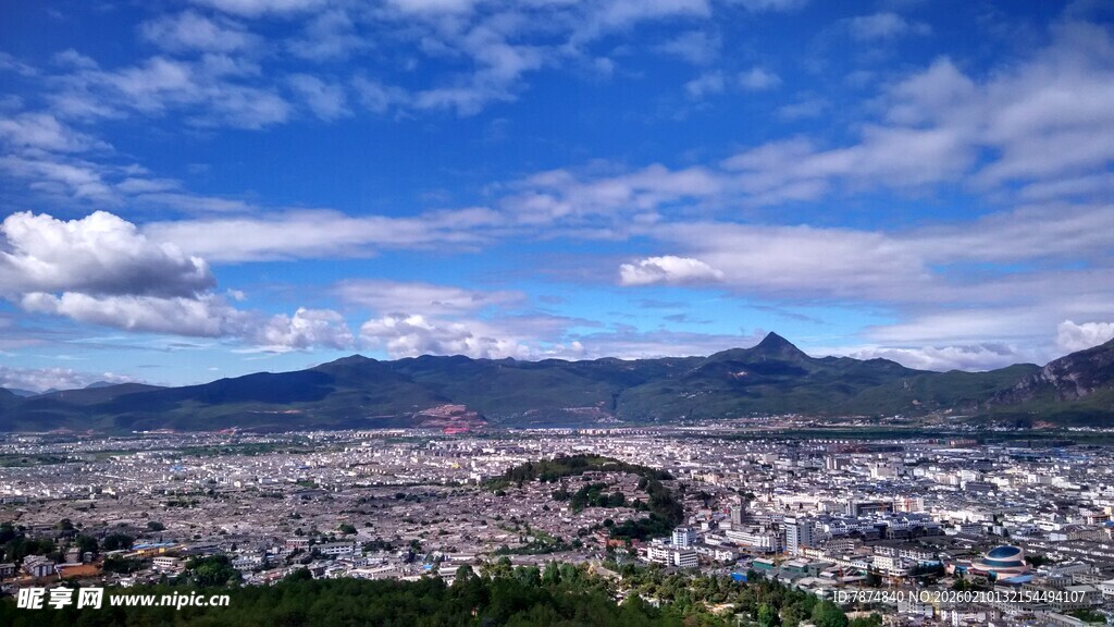 壮丽城市与远山蓝天白云景