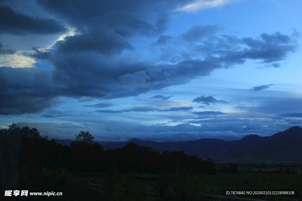 黄昏时分的壮丽天空景观