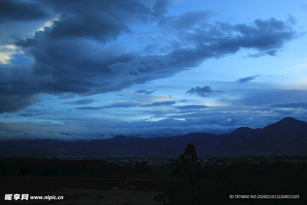 黄昏时分的山峦与云层