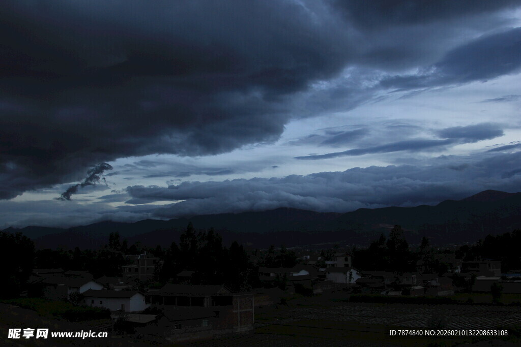 乌云笼罩下的乡村景象