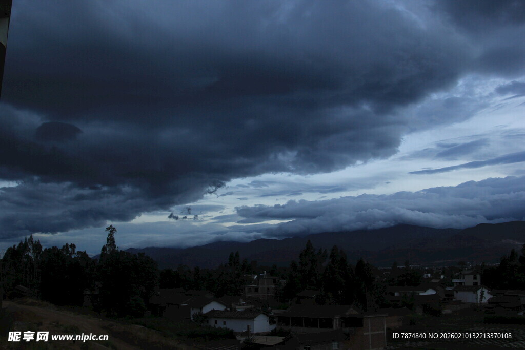 乌云笼罩下的山间村落