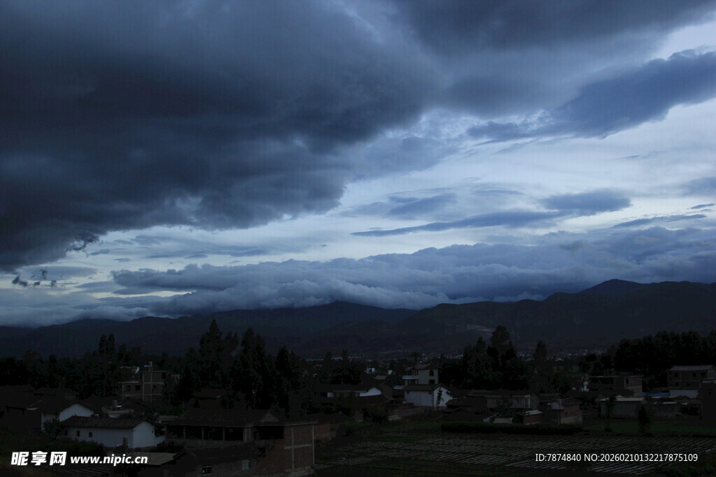 乌云笼罩下的山间村落