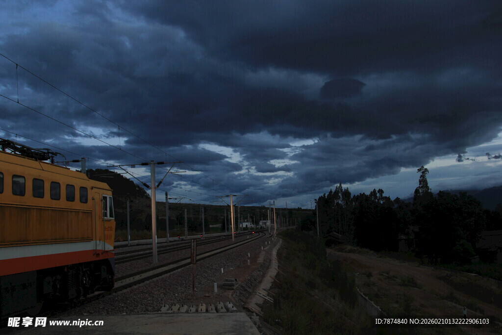 黄昏下铁轨旁的复古列车