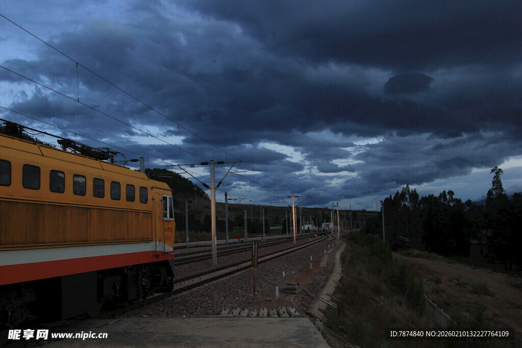 乌云下行驶的黄色列车