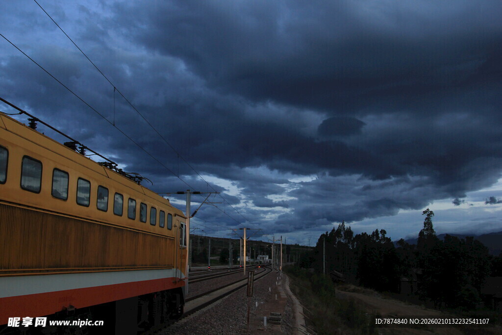 乌云下的货运列车