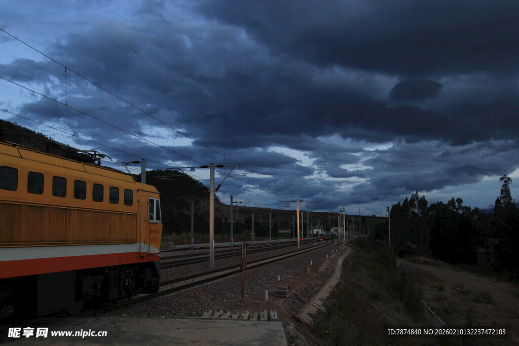 黄昏下铁轨旁的复古列车