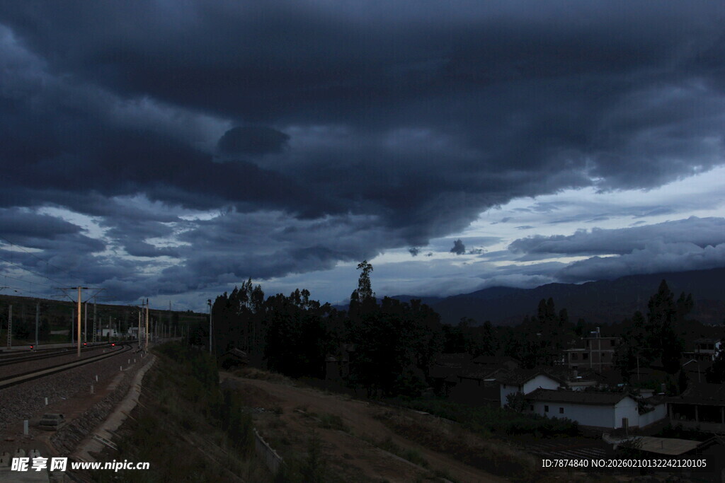 乌云笼罩下的乡村景致