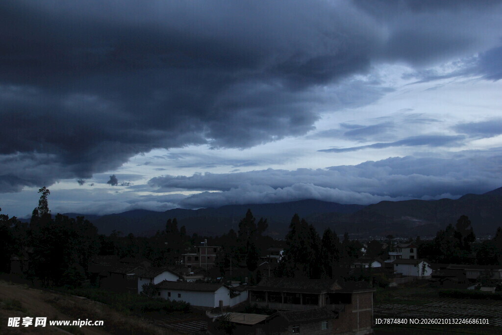 乌云笼罩下的山间村落
