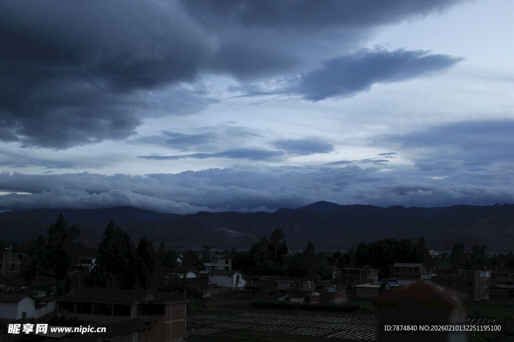 乌云笼罩下的山间景象