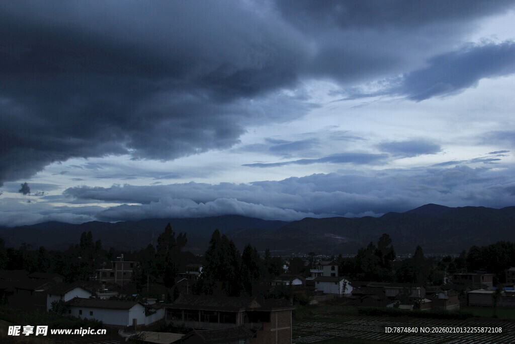 乌云笼罩下的山间村落