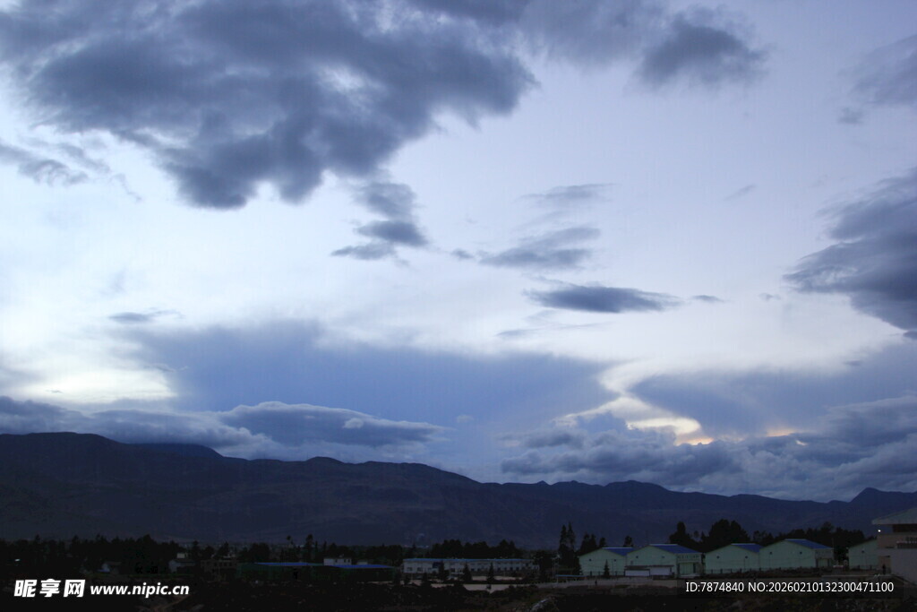 黄昏下的山峦与层叠云彩