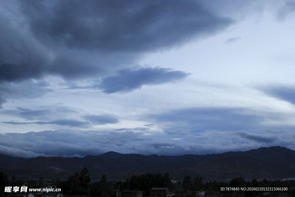 阴沉天空下的城市远景