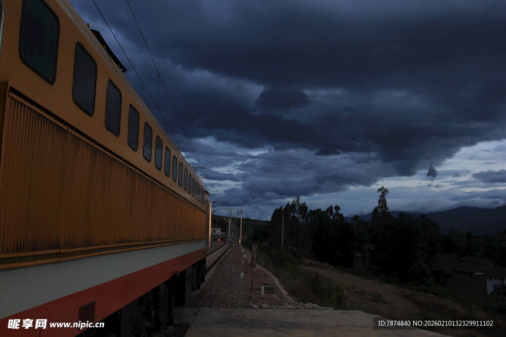 列车穿行于乌云笼罩之地