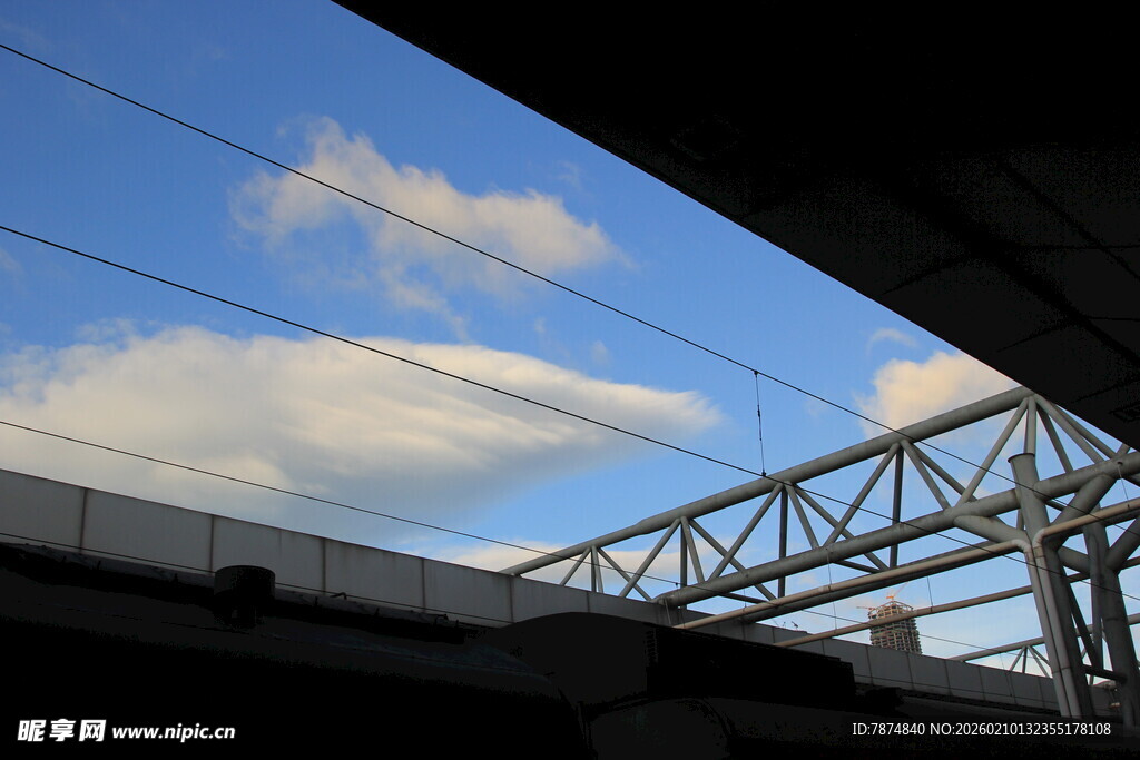桥下视角的蓝天与桥梁