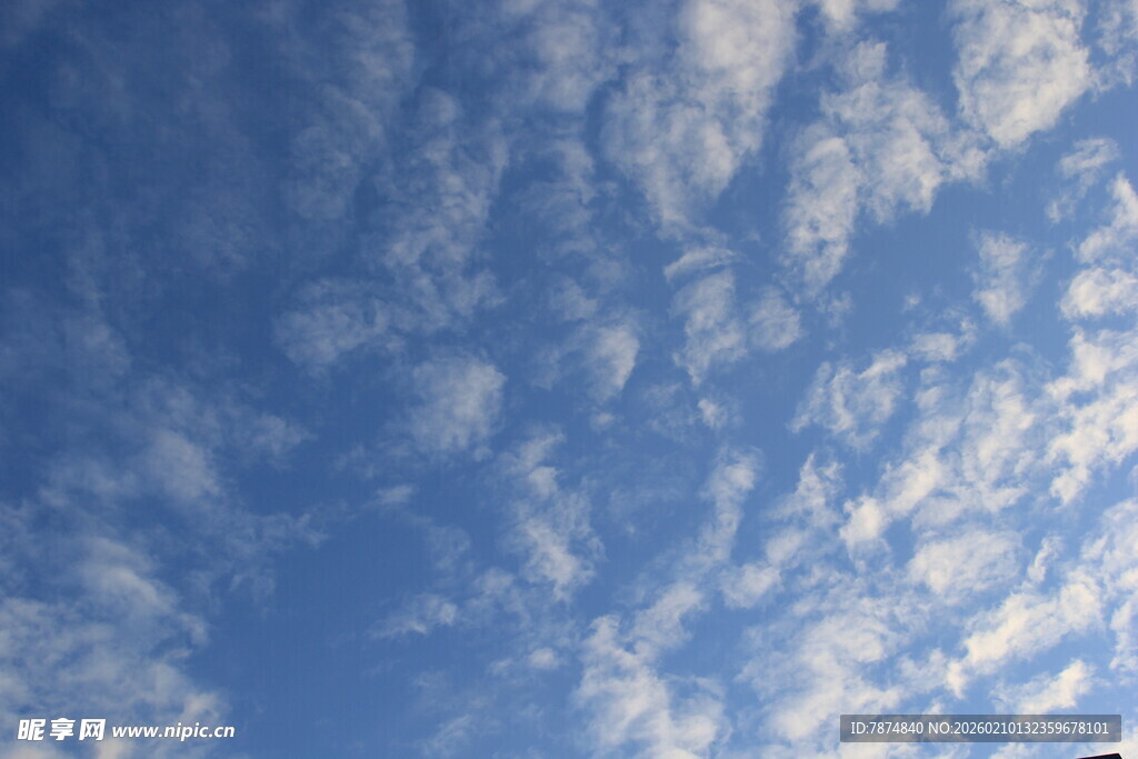 蓝天中的絮状云朵