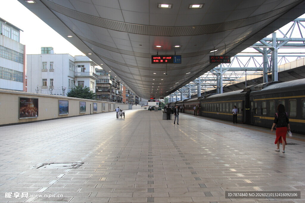 空旷的火车站台场景