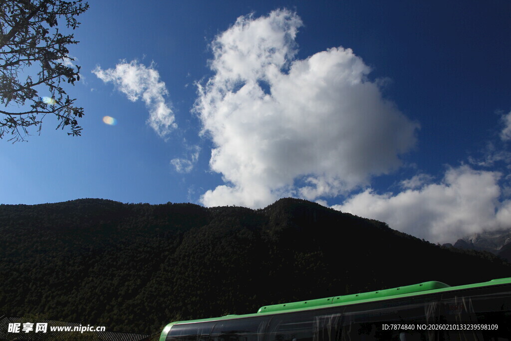 山间蓝天白云下的车辆