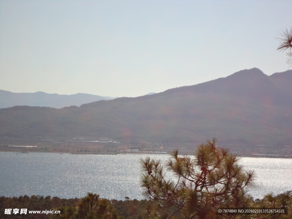 湖畔远山景 绿意点缀