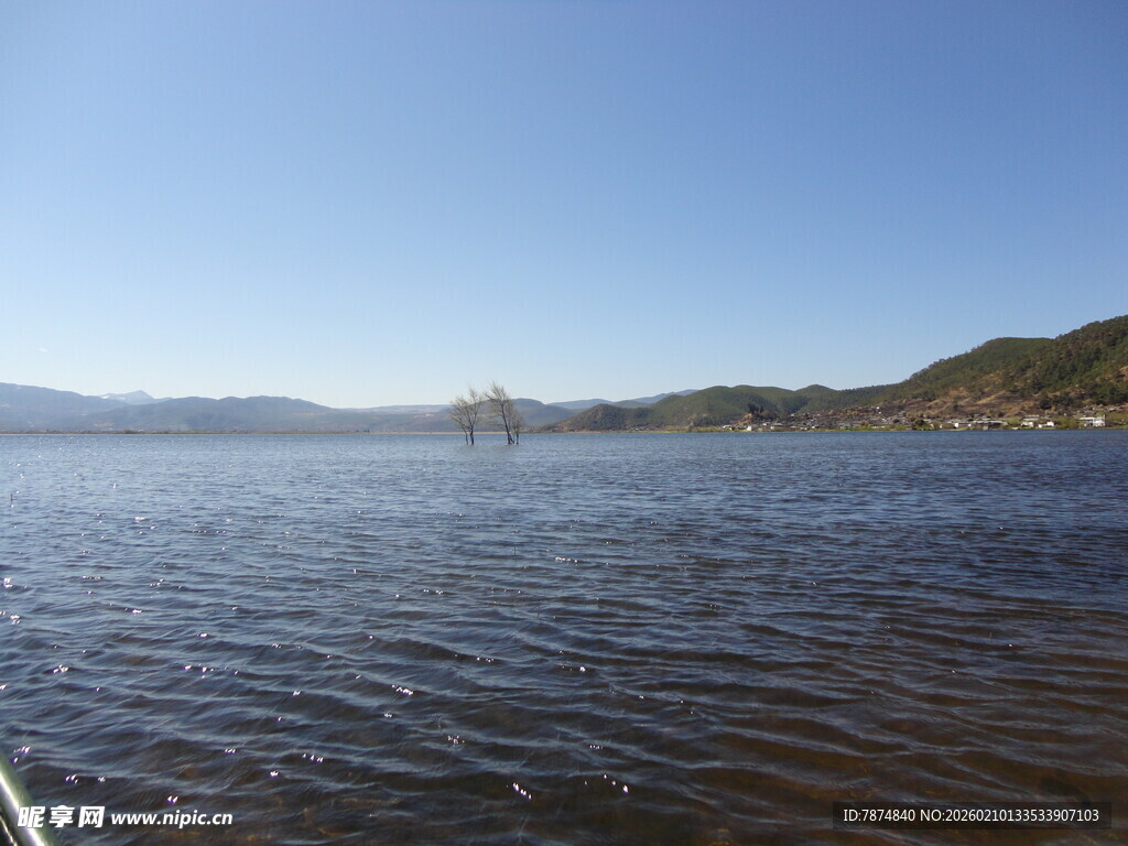 宁静湖面与远处山峦景色