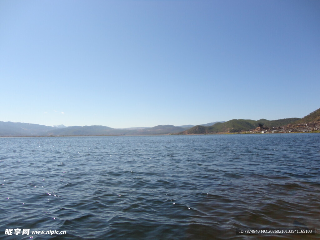 宁静湖面与远处山峦景色