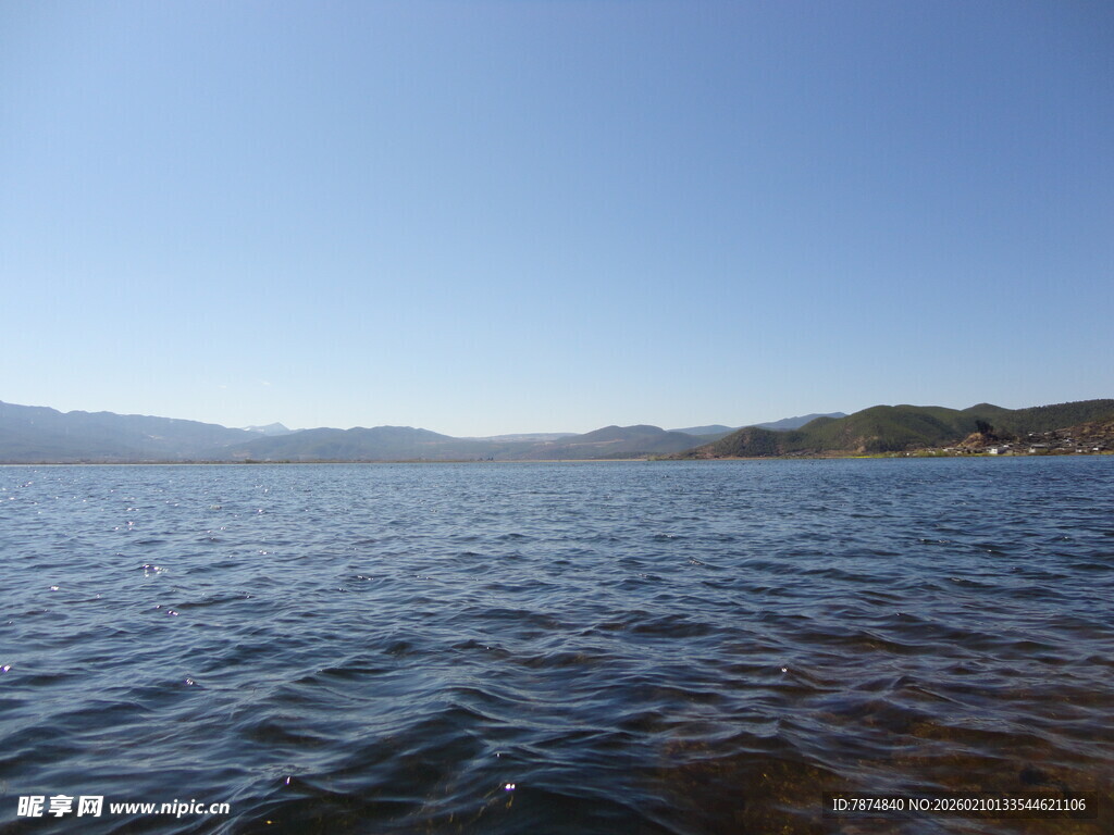 宁静湖景 水波蓝天远山