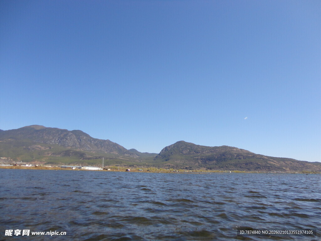 湖畔青山蓝天美景