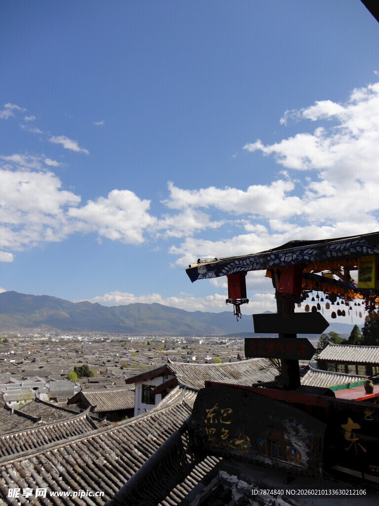 古城屋顶视角的蓝天白云