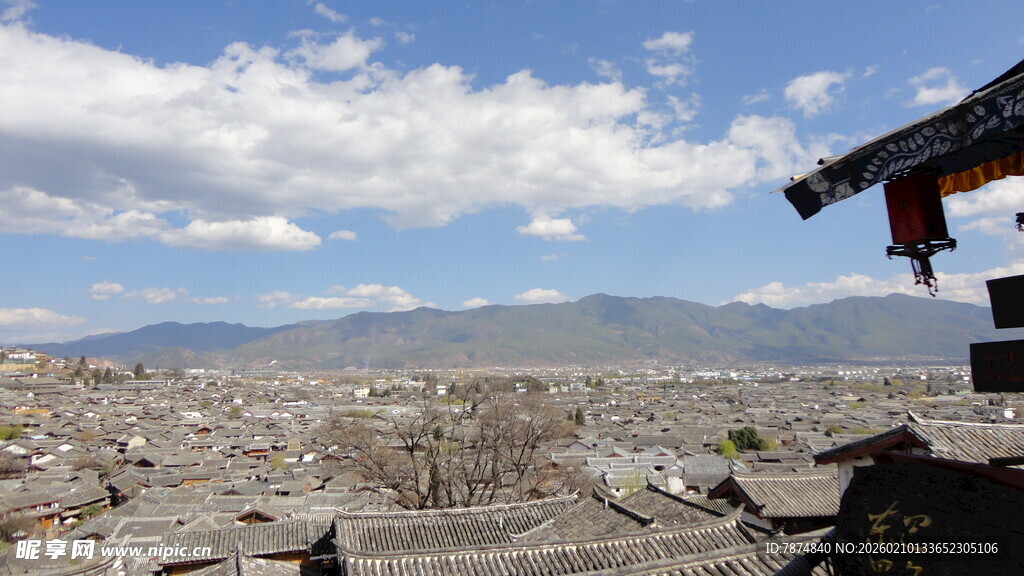 俯瞰城市与远山美景