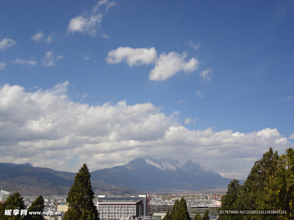 蓝天白云下的远山与建筑
