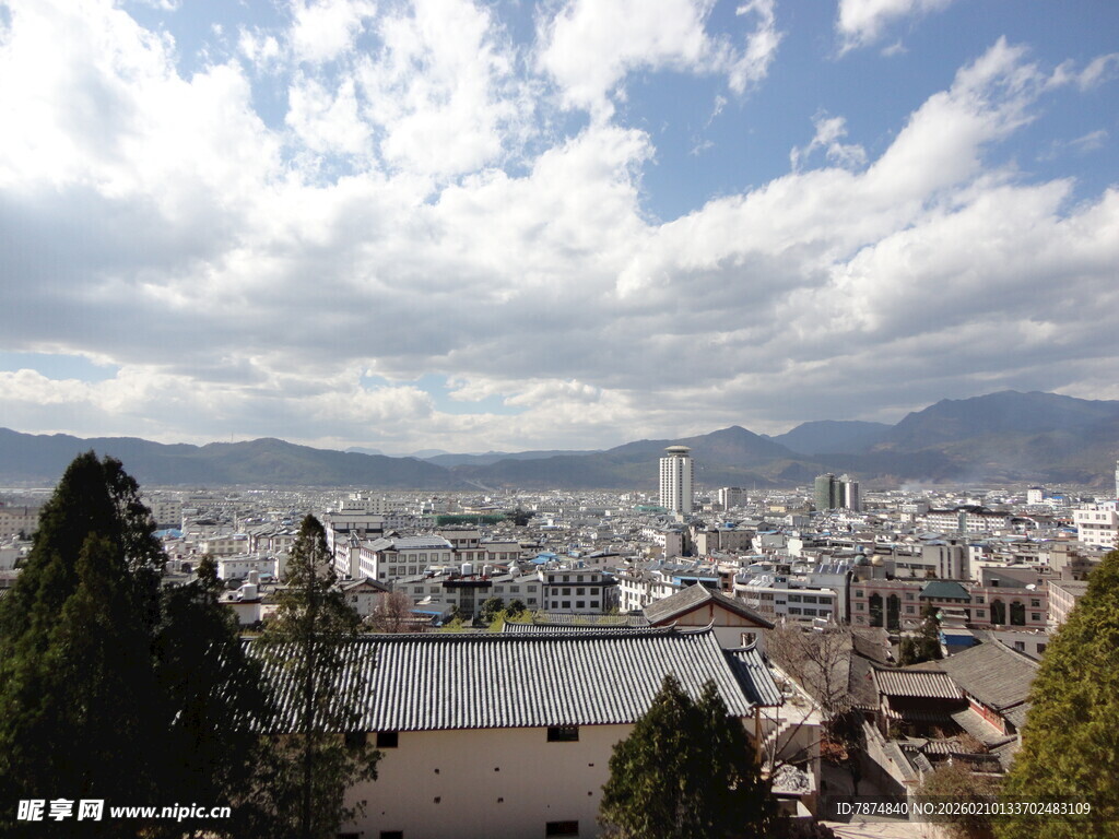 城市河畔风景远眺