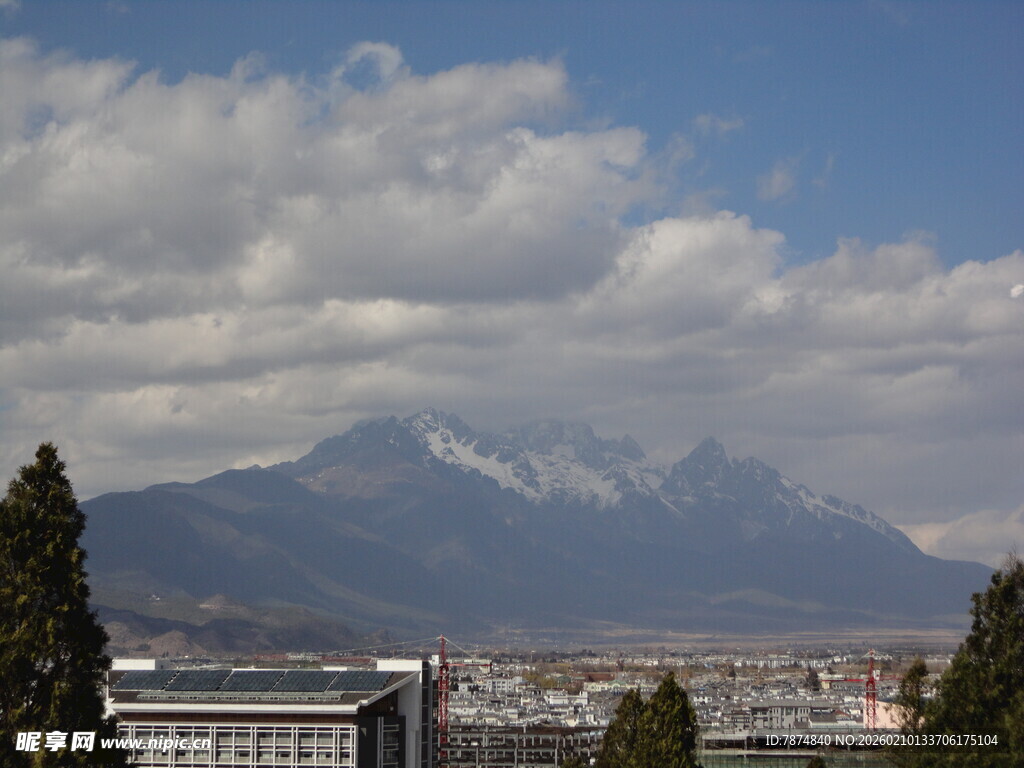 远眺雪山下的城市风光