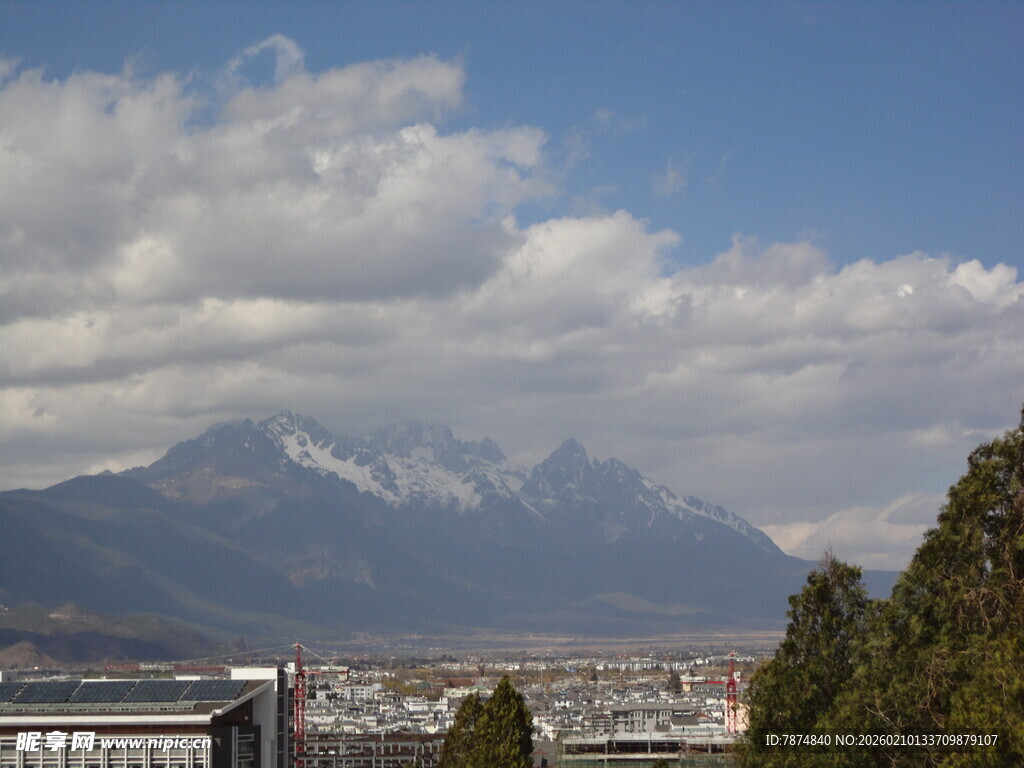 远眺雪山与城市景观