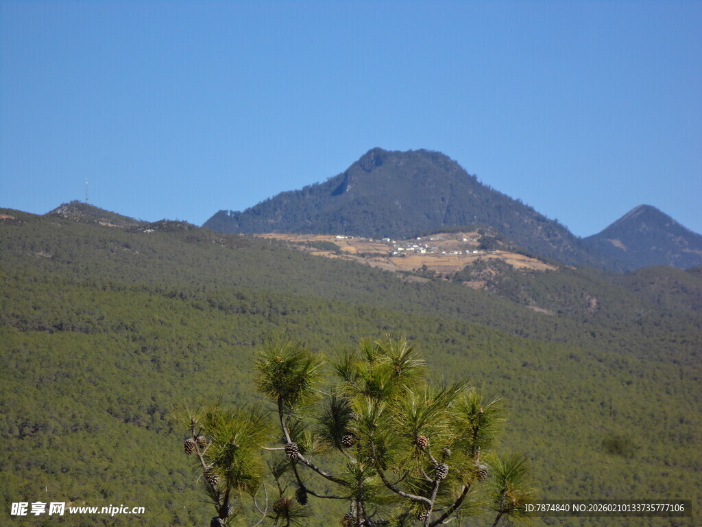青山之上的巍峨山峰