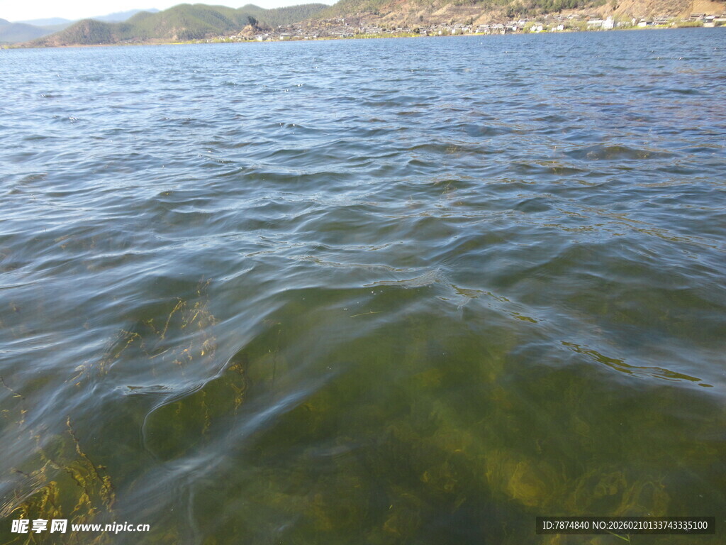 波光粼粼的清澈湖水