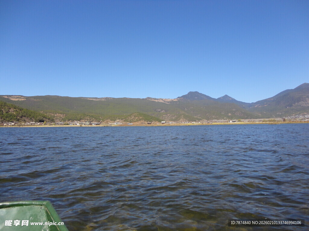 湖光山色中的静谧水域