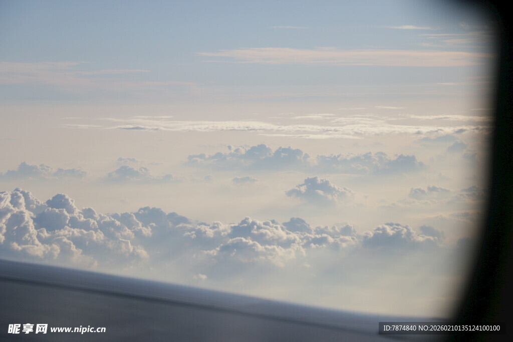 机窗外的云海美景