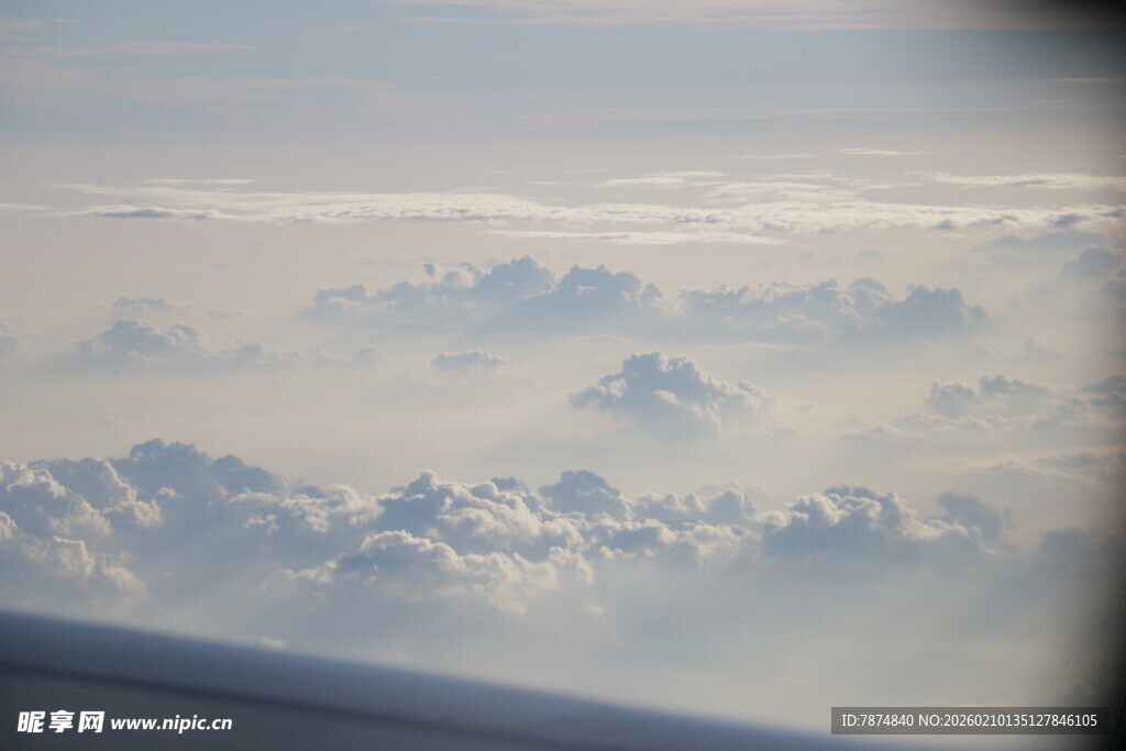 机窗视角下的云端美景