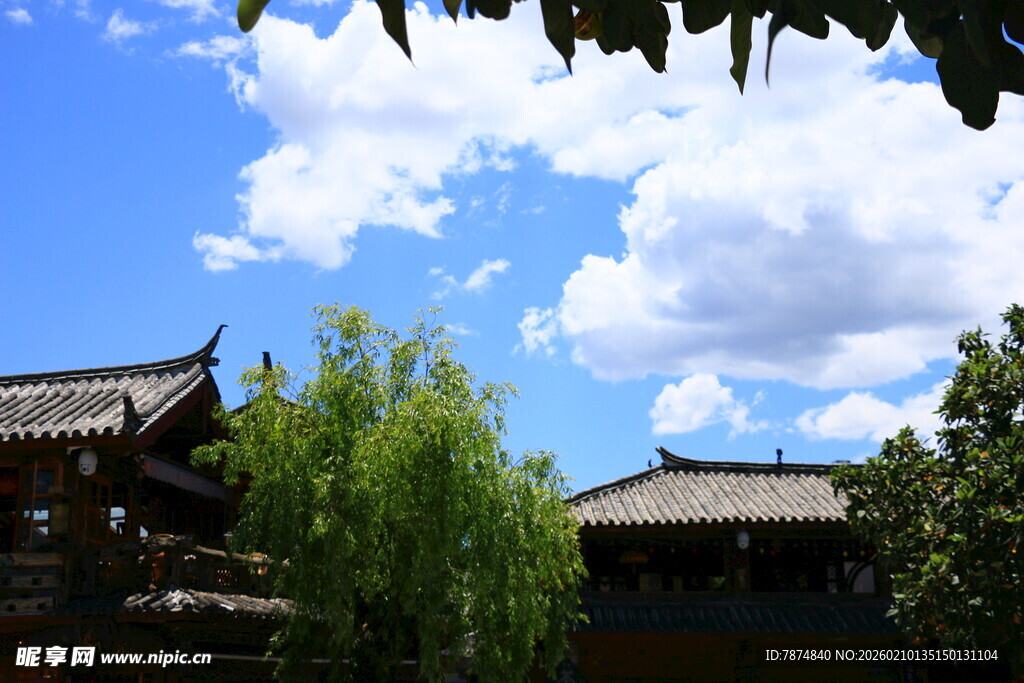 古建风光 蓝天白云绿树相伴