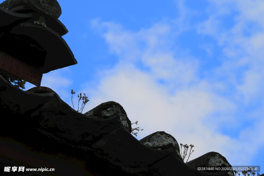 古建筑屋顶剪影与蓝天