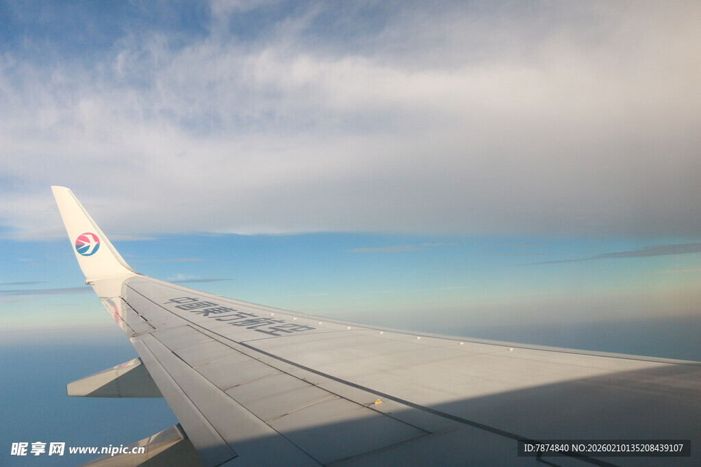 飞机机翼上的天空美景