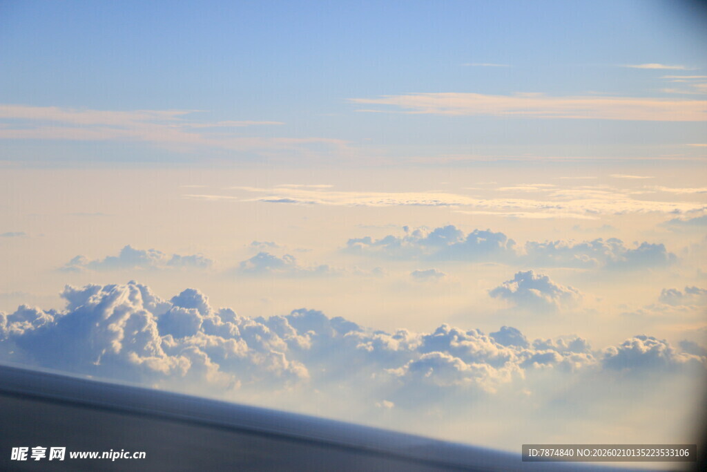 机窗外的梦幻云海景观