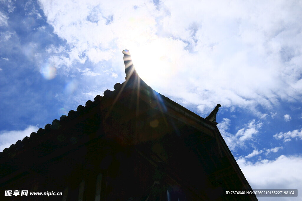 屋顶剪影映于蓝天日光下
