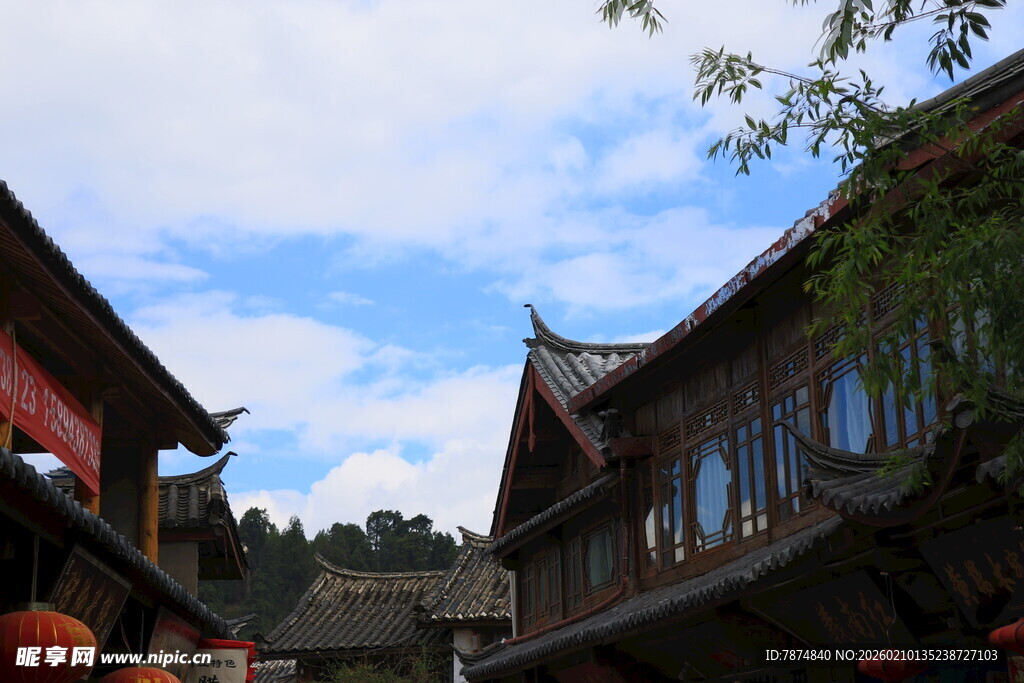 古街中式建筑蓝天白云